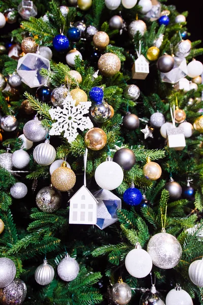 Árbol de Navidad decorado con juguete de casa —  Fotos de Stock