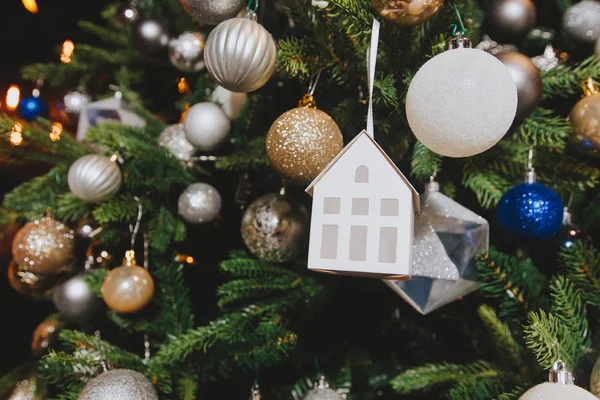 Árbol de Navidad decorado con juguete de casa —  Fotos de Stock