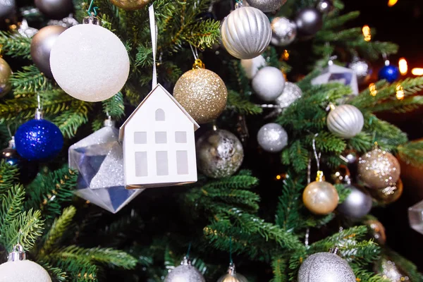 Árbol de Navidad decorado con juguete de casa —  Fotos de Stock