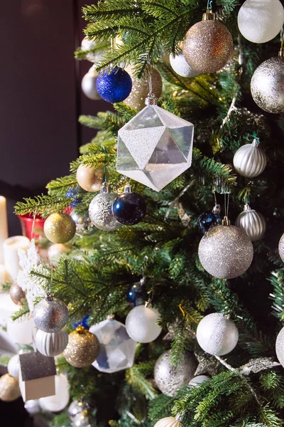 Árbol de Navidad decorado con juguete de casa —  Fotos de Stock