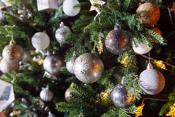 Árvore de Natal decorada com brinquedo da casa — Fotografia de Stock