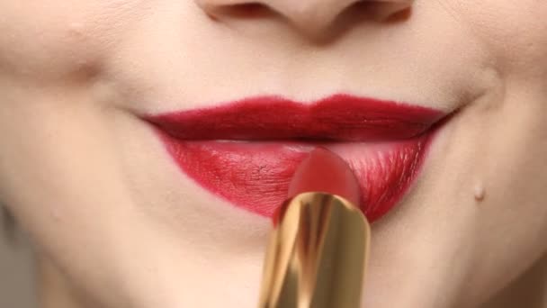 Donna Che Applica Rossetto Rosso Intenso Sulle Labbra Vista Vicino — Video Stock