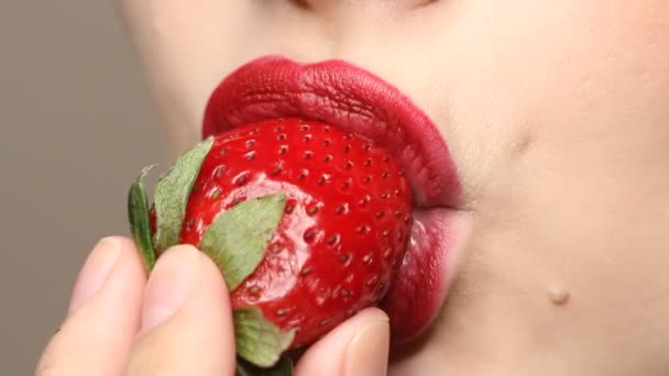 Sexy Vrouw Die Aardbeien Eet Close Zicht Sensuele Rode Lippen — Stockvideo