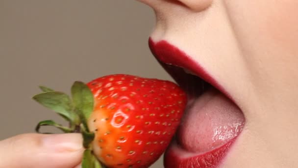 Mujer Sexy Comiendo Fresa Vista Cerca Los Labios Rojos Sensuales — Vídeos de Stock