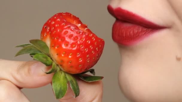 Sexy Woman Eating Strawberry Close View Sensual Red Lips — 비디오