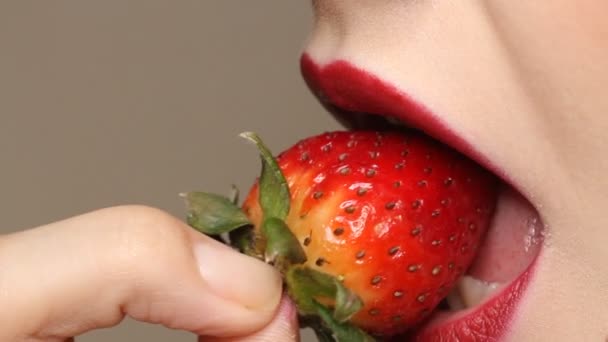 Sexy Vrouw Die Aardbeien Eet Close Zicht Sensuele Rode Lippen — Stockvideo