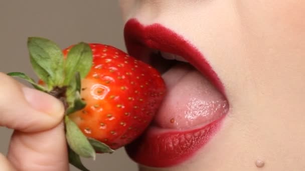 Kobieta Naśladuje Masturbację Zmysłowe Czerwone Usta Liżą Truskawki Seksowny Język — Wideo stockowe