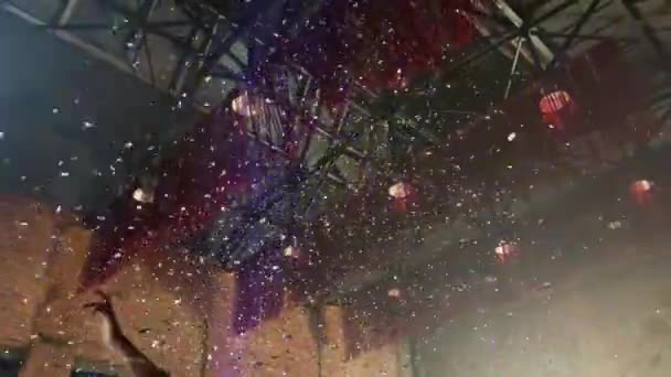 Конфетті Вистрілив Повітря Вечірці Confetti Літає Повітрі Вночі — стокове відео