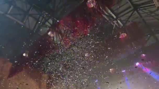 Confetti Vypálili Vzduchem Párty Konfety Létají Noci Vzduchu — Stock video