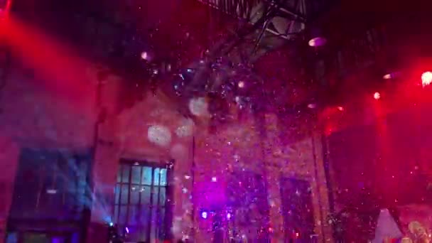 Confetti Disparó Aire Una Fiesta Confetti Volando Aire Por Noche — Vídeo de stock