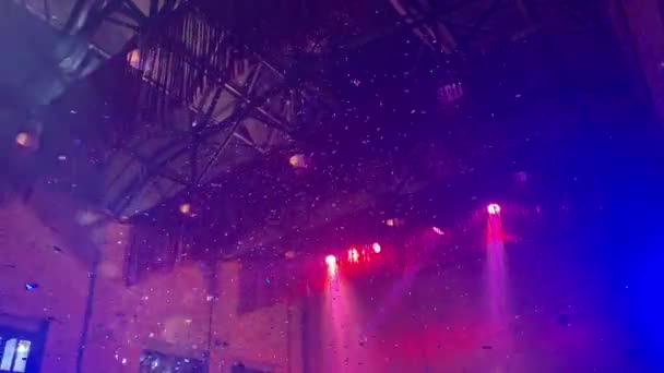 Конфетті Вистрілив Повітря Вечірці Confetti Літає Повітрі Вночі — стокове відео