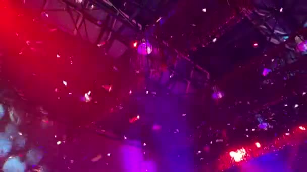 Confetti Vuurde Lucht Een Feestje Confetti Vliegen Lucht Nachts — Stockvideo