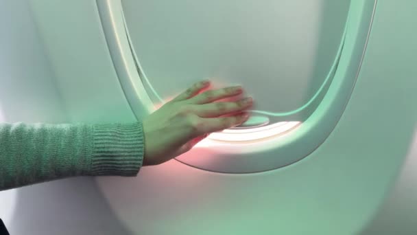 Жіноча Рука Відкриває Вікно Літака Хмари Небо Видно Через Вікно — стокове відео