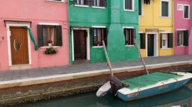 Burano, İtalya - 20 Ocak 2020: İtalya 'nın Burano adasında renkli evler. Burano adası renkli balıkçıların evleriyle ünlüdür..
