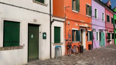 Burano, İtalya - 20 Ocak 2020: İtalya 'nın Burano adasında renkli evler. Burano adası renkli balıkçıların evleriyle ünlüdür..