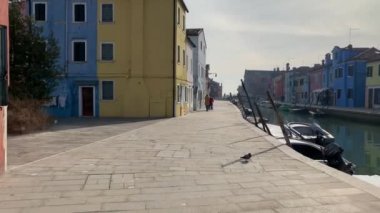 Burano, İtalya - 20 Ocak 2020: İtalya 'nın Burano adasında renkli evler. Burano adası renkli balıkçıların evleriyle ünlüdür..
