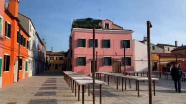 Burano, İtalya - 20 Ocak 2020: İtalya 'nın Burano adasında renkli evler. Burano adası renkli balıkçıların evleriyle ünlüdür..