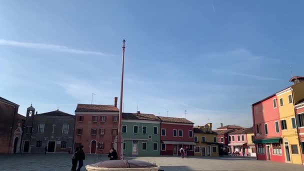 イタリアのブラノ 2020年1月20日 イタリアのブラノ島の中央広場 ブラーノ島は そのカラフルな漁師の家で有名です — ストック動画