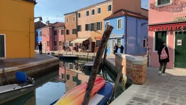 イタリアのブラノ 2020年1月20日 イタリアのブラノ島のカラフルな家 ブラーノ島は そのカラフルな漁師の家で有名です — ストック動画