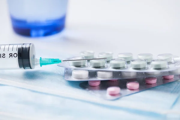 Medications pills drug, glass of water, mask and syringe. Flu ou — Stockfoto