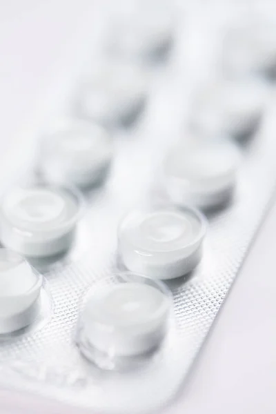 Nahaufnahme weißer Tabletten, Tabletten in Blisterverpackung, Medikamente, Makro, selektiver Fokus — Stockfoto