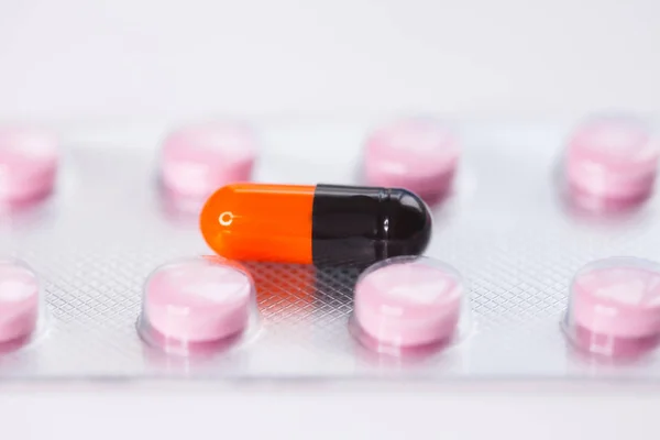 Close up of pink   tablets, pills in blister pack, medications drugs, macro, selective focus — Stockfoto