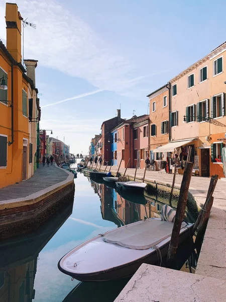 BURANO, ITALY - JANUARY 20, 2020: Colorful houses on the island — Stockfoto