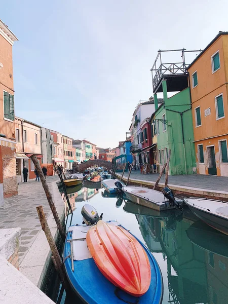 BURANO, ITALY - JANUARY 20, 2020: Colorful houses on the island — Stockfoto