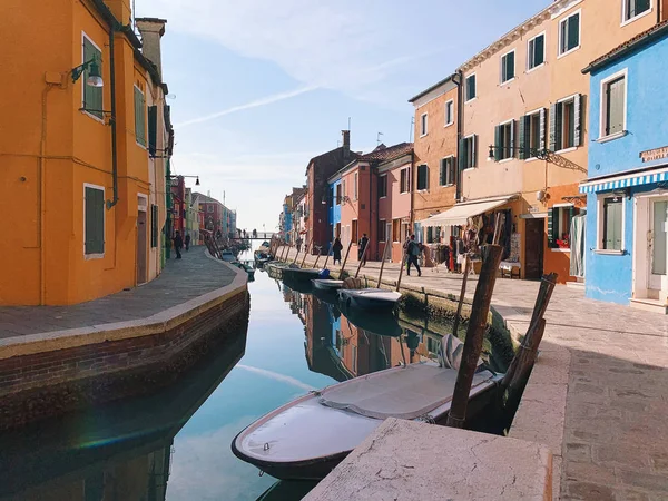 BURANO, ITALY - JANUARY 20, 2020: Colorful houses on the island — Stockfoto