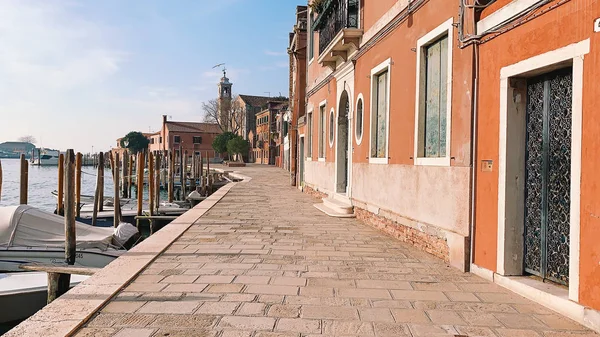 MURANO, ITALY - JANUARY 20, 2020: island of Murano in the lagoon — Stockfoto