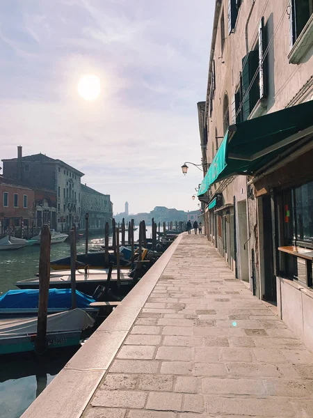 MURANO, ITALY - JANUARY 20, 2020: island of Murano in the lagoon — Stockfoto