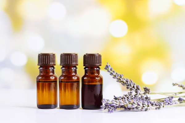 Flaschen mit ätherischem Aromaöl mit Lavendelblüten — Stockfoto