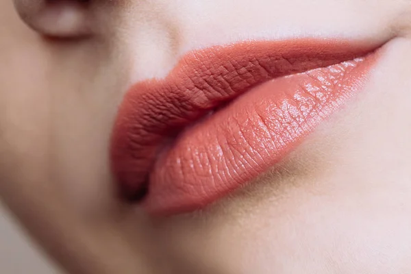 Hermoso primer plano labios rellenos femeninos con maquillaje de color desnudo . —  Fotos de Stock