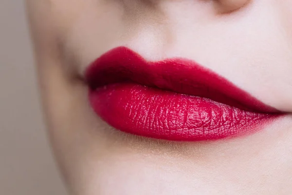 Schöne Nahaufnahme weibliche pralle Lippen mit heller Farbe Make-up — Stockfoto