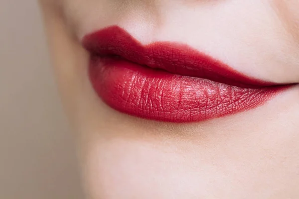 Hermoso primer plano labios rellenos femeninos con maquillaje de color brillante —  Fotos de Stock