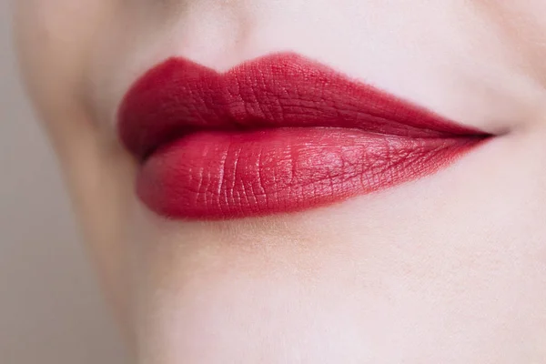 Hermoso primer plano labios rellenos femeninos con maquillaje de color brillante —  Fotos de Stock