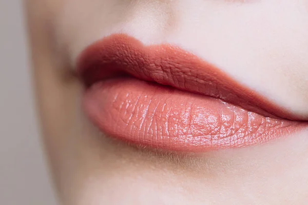 Hermoso primer plano labios rellenos femeninos con maquillaje de color desnudo . —  Fotos de Stock