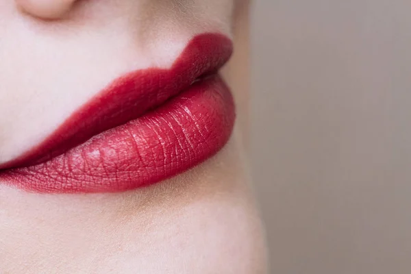 Hermoso primer plano labios rellenos femeninos con maquillaje de color brillante —  Fotos de Stock