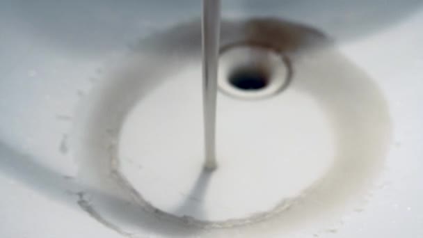 Cerca de agua contaminada marrón oxidada sucia que fluye del grifo en el lavabo del baño . — Vídeos de Stock