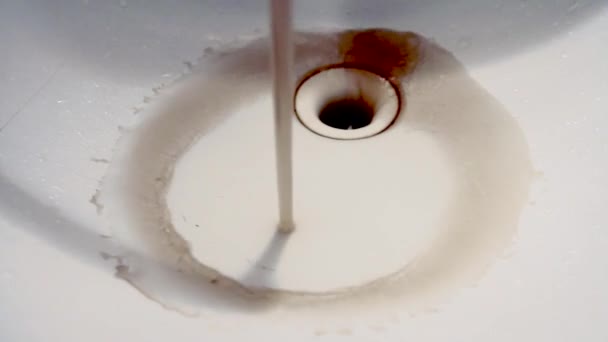 Cerca de agua contaminada marrón oxidada sucia que fluye del grifo en el lavabo del baño . — Vídeos de Stock