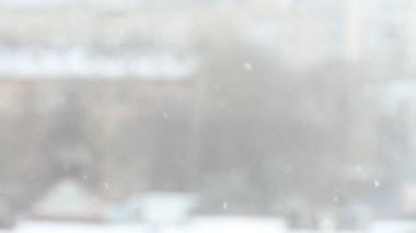 Bulanık arka planda beyaz kar yağışı var. Rüya gibi soğuk kış havası. Noel ve Yeni Yıl kavramı