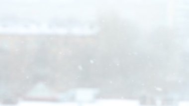 Bulanık arka planda beyaz kar yağışı var. Rüya gibi soğuk kış havası. Noel ve Yeni Yıl kavramı