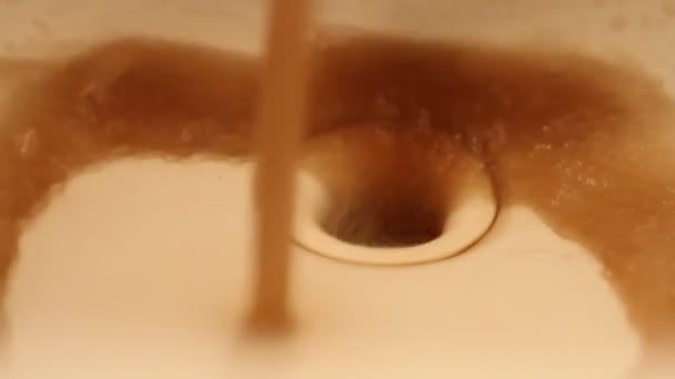 关闭浴室水池水龙头中流出的脏脏的锈迹斑斑的褐色污染水 — 图库视频影像
