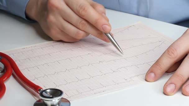 Cardioloog Kijkt Naar Het Cardiogram Schrijft Het Recept Voor Aan — Stockvideo