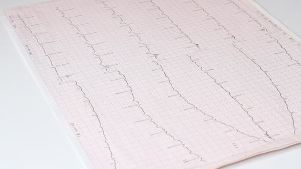 Kardiolog Doktor Vzlétnout Dát Stůl Kardiogramem Jeho Fonendoskop Stetoskop Koncepce — Stock video