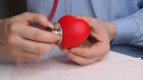 心脏病医生检查玩具红心的心率 听诊器 听诊器和心动图 保健和早期诊断概念 — 图库视频影像