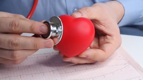 Lekarz Kardiolog Sprawdza Tętno Czerwonym Sercu Zabawki Fonendoskop Stetoskop Kardiogram — Wideo stockowe