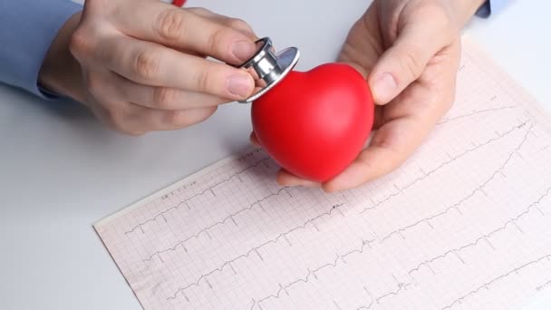 Médico Cardiologista Verifica Frequência Cardíaca Coração Vermelho Brinquedo Fonendoscópio Estetoscópio — Vídeo de Stock
