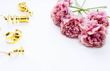 Şakayık çiçekler ve konfeti ile beyaz arka plan, üst görünümü. Düz döşeme stili