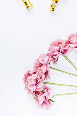 Şakayık çiçekler ve konfeti ile beyaz arka plan, üst görünümü. Düz döşeme stili